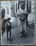 Tantica si copil, stradala, diverse reclame// fotografie interbelica, Romania 1900 - 1950, Portrete