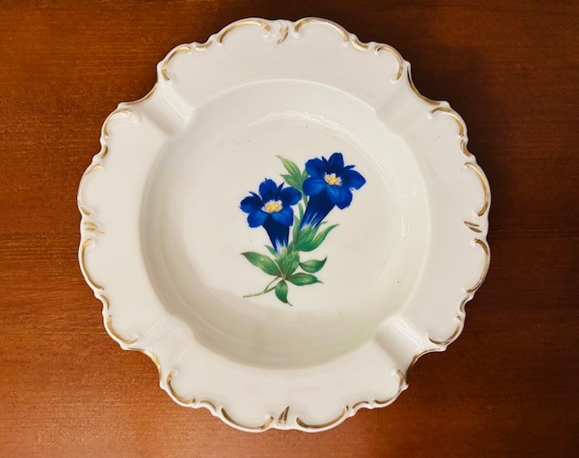 SCRUMIERA DIN PORTELAN FIN, DECORATA MANUAL- MARCAJ AL- KA KUNST KRONACH BAVARIA 1947- 1956 D19CM