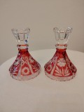 Pereche sfeșnice cristal roșu Bohemia, cristal suflat manual și șlefuit, model floral