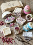 Set Cadou Artizanal: Lum&acirc;nări din Ceară Naturală și Săpunuri Handmade