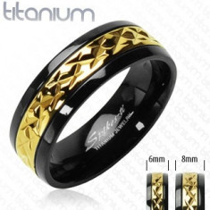 Inel negru din titan, cu o dungă aurie cu model - Marime inel: 62