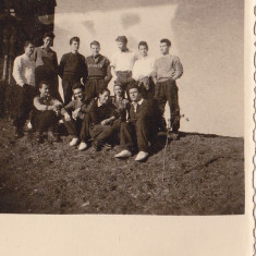 M5 C23 - FOTO - FOTOGRAFIE FOARTE VECHE - grup la cabana - anii 1940