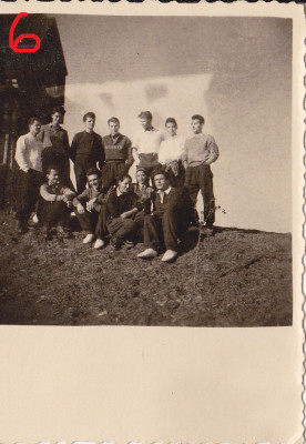 M5 C23 - FOTO - FOTOGRAFIE FOARTE VECHE - grup la cabana - anii 1940 foto