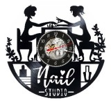 Ceas de perete decorativ realizat din disc de vinil, Model Nail Studio, Manichiurista si Clienta, Oja si Elemente Florale, Negru Premium, 30 cm