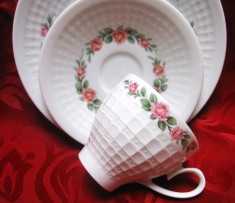 SET MIC DEJUN PORTELAN ESCHENBACH OSCAR SCHALLER &amp;CO BAVARIA ANUL 1945 CEASCA CAFEA CU FARFURII DECOR CU TRANDAFIRI
