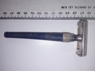 APARAT BARBIERIT GILLETTE T - ENGLAND TIP FLUTURE CU REGLAREA UNGHIULUI LAMEI foto