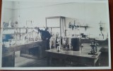 Fotografie tip carte postala, Timisoara, laborator de cercetare, perioada interbelica