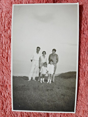 Fotografie, familie la Techirghiol, marginea falezei dinspre Tusla, 1929, Geo (dr. Litarczek, parintele radiologiei romanesti) cu parintii foto