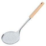 Lingură cu găuri metalică cu m&acirc;ner de lemn, 35 cm, CMCLASS