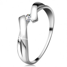 Inel din aur alb 585 cu diamant strălucitor, brațe despicate intersectate - Marime inel: 58
