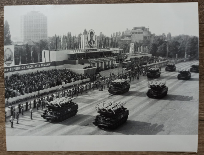 Lansatoare de rachete la parada 23 august 1984// fotografie