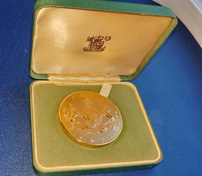 F383- Medalia Palatul Roialitatii si Turnul Londrei 1952-1977 bronz aurit.