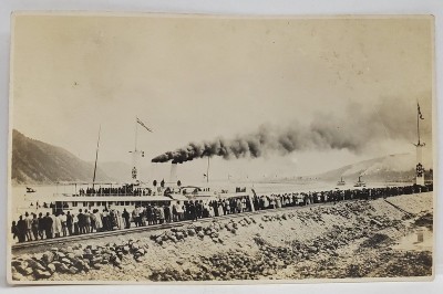 ADUNARE POPULARA LA INTAMPINAREA UNUI VAS CU OFICIALI PE MALUL DUNARII , FOTOGRAFIE TIP CARTE POSTALA , PERIOADA INTERBELICA foto