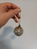 Glob vechi romanesc, vintage decor brad / pom de Craciun, sticla, model deosebit, cca 5cm diametru, argintiu