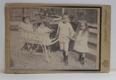 FOTOGRAF BUCURESTEAN , PATRU COPII LA JOACA , IN GRADINA , FOTOGRAFIE TIP CABINET , INCEPUTUL SECOLULUI XX foto