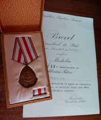 QW17 10 - Medalia a XX-a aniversare a eliberareii patriei cu brevet + bonus!!