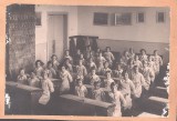 PM446N Eleve &icirc;n uniformă școlară, &icirc;n sala de clasă, Rom&acirc;nia, perioada interbelică