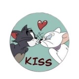 Cumpara ieftin Insigna rotunda Kiss cu pisici indragostite si inima rosie, 58 mm, prindere cu ac