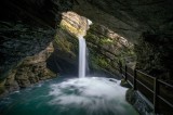 Tablou Canvas, "Cascada ascunsă &icirc;n peșteră misterioasă", Cascadă, Peșteră, Apă, St&acirc;nci, Lumină, Vegetație, Podet, Mister, Frumusețe, Natură, 39 x 26 c