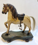 Jucărie vintage cal pe placa cu roti, Crem
