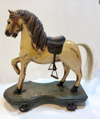 Jucărie vintage cal pe placa cu roti foto