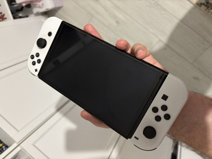 Vand Nintendo Switch OLED + husa calatorie
