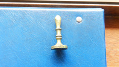 Sigiliu nobiliar de bronz, coroana, initiale VD foto