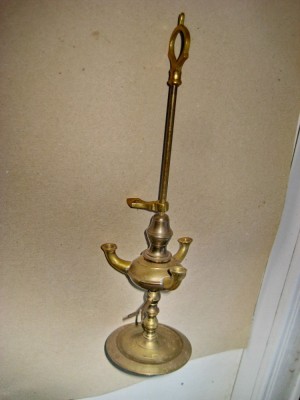 A875-OPAIT-Aromar-Tamaietor vechi din alama masiva. Inaltime 25 cm, diametrul 8 cm. Lipsa lantul cu cuiul de desfundat. foto