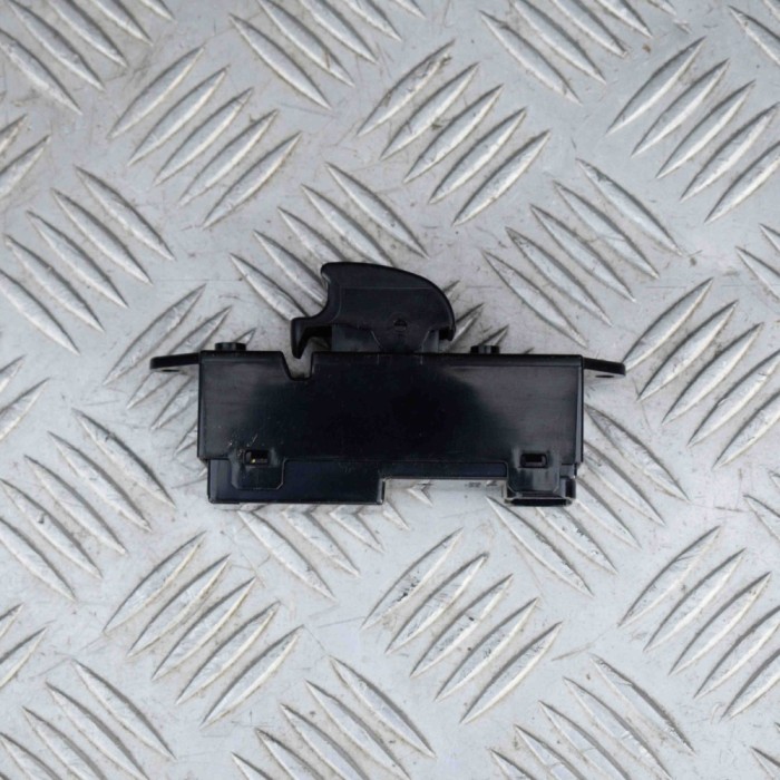 Buton geam ușă dreapta spate MITSUBISHI L 200 / TRITON KA_T, KB_T 2007 OEM: MR587956C8D-D393M | 2142822