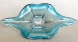 Bol decorativ vintage din cristal de Murano albastru turcoaz, design asimetric ondulat in valuri, lungime 34 cm