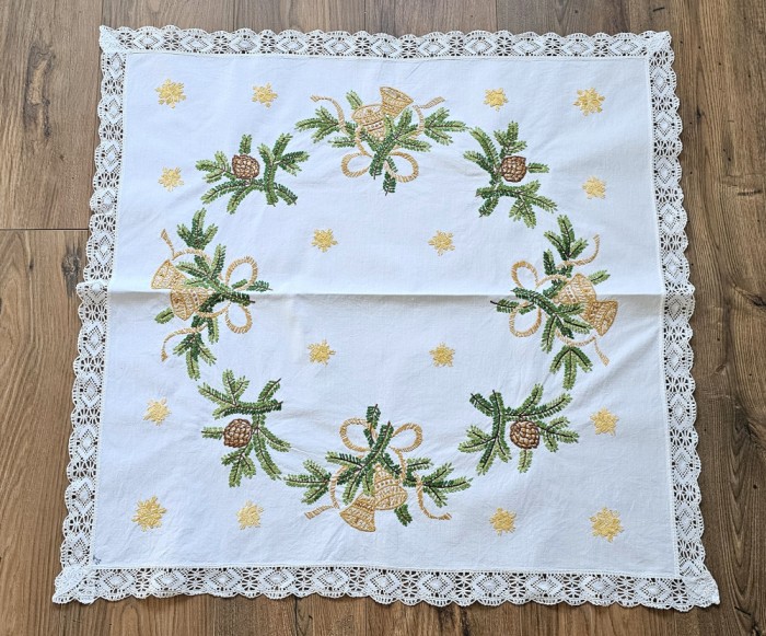 FATA DE MASA VINTAGE DIN BUMBAC, MODEL DE CRĂCIUN CUSUT MANUAL SI MARGINI CROSET