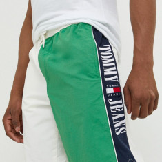 Tommy Jeans pantaloni scurti barbati, culoarea verde