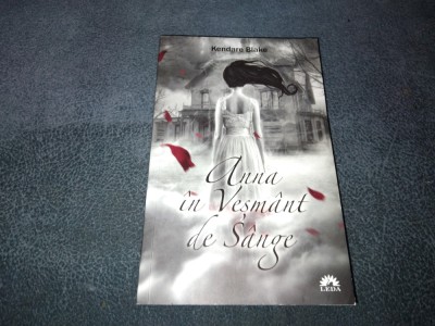 KENDARE BLAKE - ANNA IN VESMANT DE SANGE foto