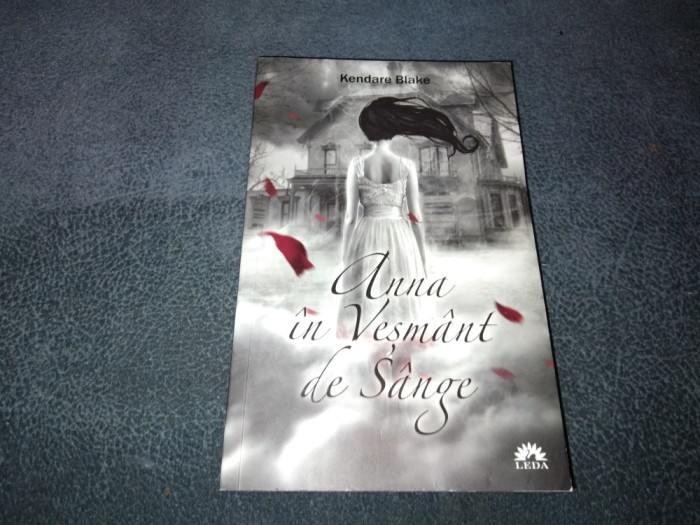 KENDARE BLAKE - ANNA IN VESMANT DE SANGE