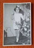 fotografie veche romaneasca - sarbatorile de iarna - pomul de Craciun, fetita si jucarii