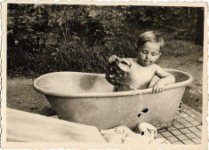 Copil la baie cu jucarii 1940 perioada monarhista foto