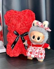 Cadou Labubu si Ursulet din Trandafiri 25cm cu Flori de Spuma, in Cutie Transparenta 30x17cm - rosu