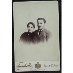 Fotografie pe carton, realizata cu ocazial logodnei doctorului Nicolae Apoteker cu Maria, nascuta Greceanu, sfarsit de secol XIX