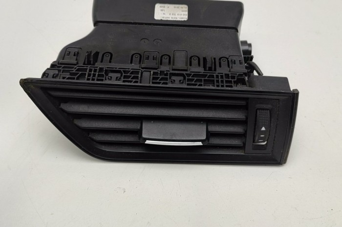 Gura de ventilație planșa de bord SKODA SUPERB III 3V3 2016 OEM: 3V0819702B 29502450