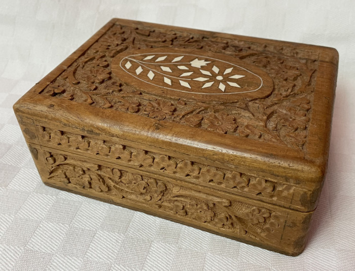 Cutie indiana din lemn de esenta exotica cu gravuri si intarsii florale