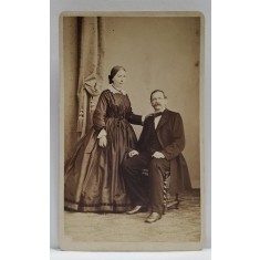 INSTITUTUL PENTRU FOTOGRAFIE LACHMANN , PRAGA , CUPLU IN STUDIO , FOTOGRAFIE TIP C.D.V , SFARSITUL SEC. XIX