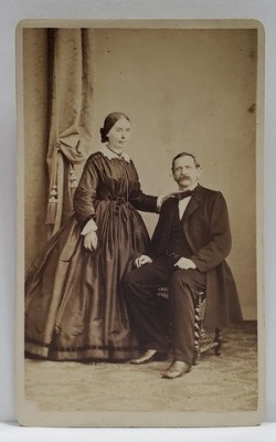 INSTITUTUL PENTRU FOTOGRAFIE LACHMANN , PRAGA , CUPLU IN STUDIO , FOTOGRAFIE TIP C.D.V , SFARSITUL SEC. XIX foto