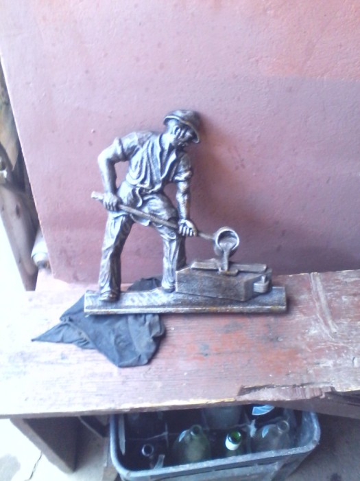 Aplica veche din fonta Muncitor Turnator