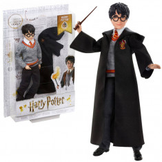 Harry Potter păpușă Harry Potter în rochii de școală Gryffindor + baghetă FYM50 ZA5093