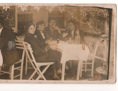 FOTO15089 - DOUA FEMEI SI DOI BARBATI LA MASA PE TERASA, LEONAR 1937 foto