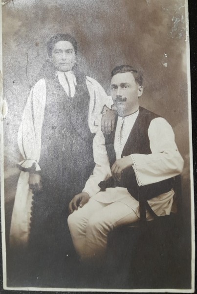 Fotografie tip carte postala, femeie si barbat in costume populare, 1929
