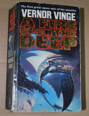 Vernor Vinge - A fire upon the deep foto