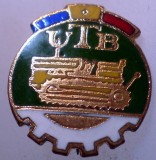 I.007 INSIGNA ROMANIA AUTO UTB UZINA TRACTORUL BRASOV TRACTOR V1 h19mm email, Romania de la 1950