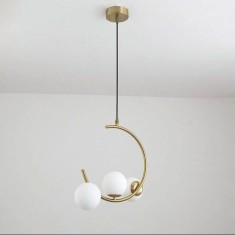 Lustra pe cablu, semicerc cu 3 globuri de sticla alba, dulie 3 x E27, culoare corp auriu, lungime reglabila 80CM
