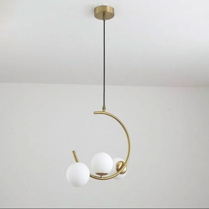 Lustra pe cablu, semicerc cu 3 globuri de sticla alba, dulie 3 x E27, culoare corp auriu, lungime reglabila 80CM